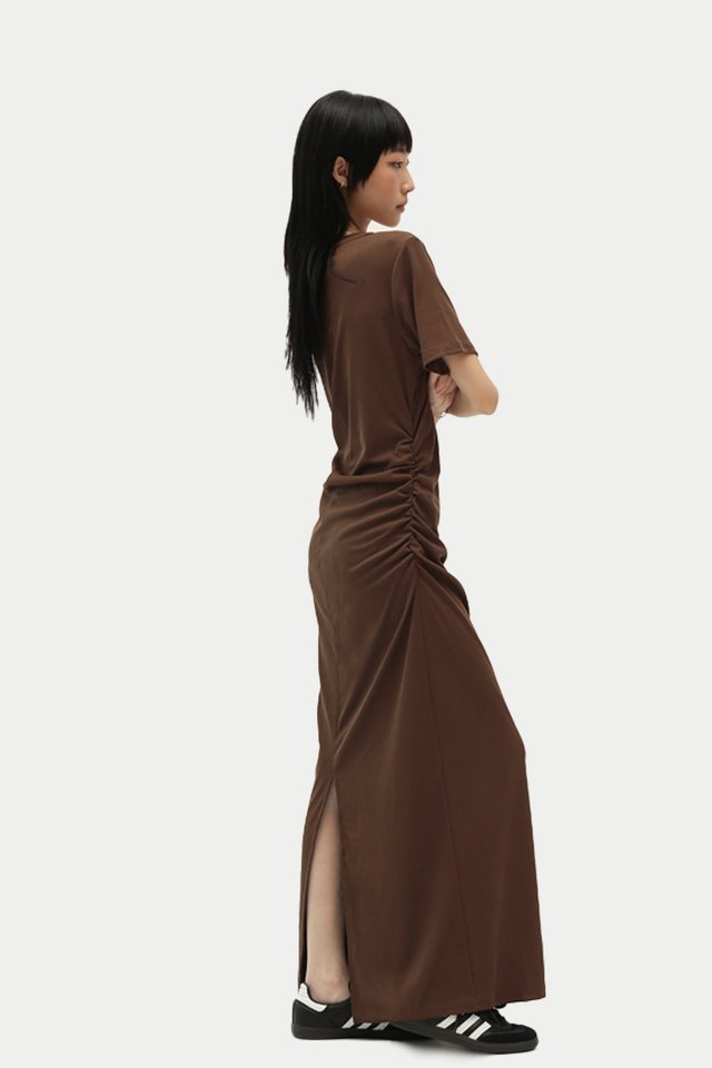 HANNAH SIDE RUCHED TEE DRESS IN CHOCOLATE