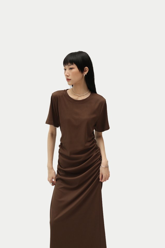HANNAH SIDE RUCHED TEE DRESS IN CHOCOLATE