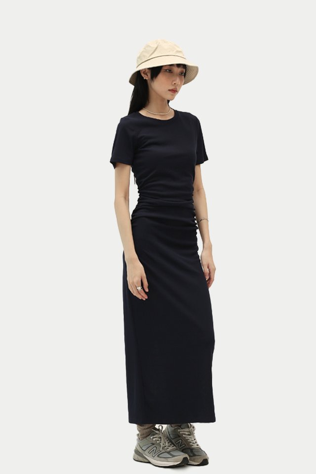 HANNAH SIDE RUCHED TEE DRESS IN NAVY