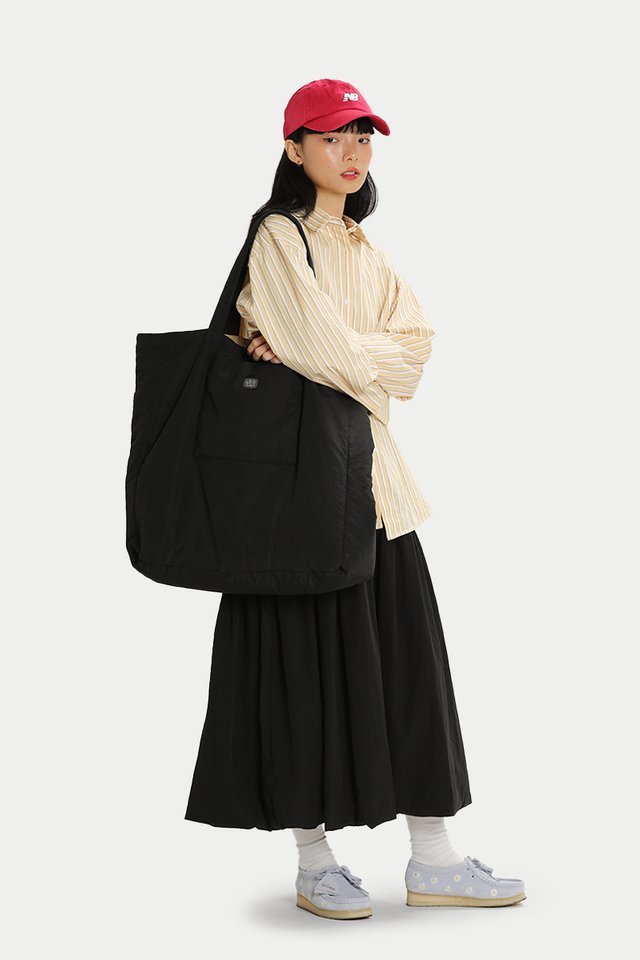 ARCADE REVERSIBLE RUNAWAY TOTE IN BLACK/KHAKI