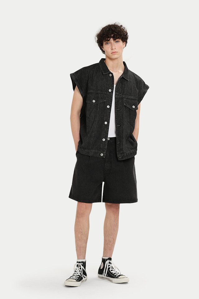 KITT PLEATED DENIM SHORTS IN BLACK WASH