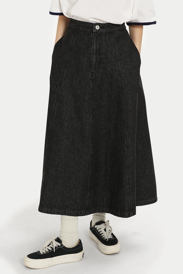 SKYLAR PANELLED DENIM SKIRT IN BLACK WASH