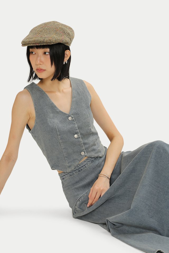 COLE DENIM FITTED VEST IN VINTAGE WASH