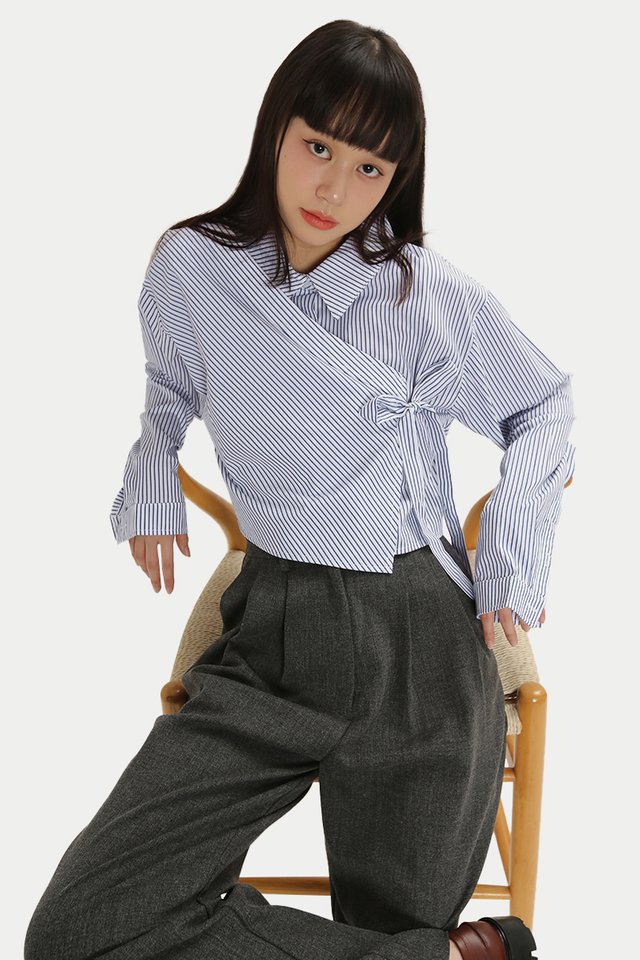 DAEUN TIE STRIPE CROP SHIRT IN WHITE/BLUE