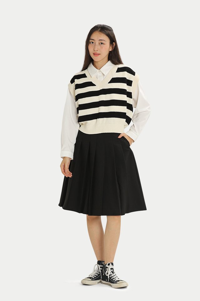 LINDSAY PLEATED KNEE LENGTH SKIRT IN BLACK