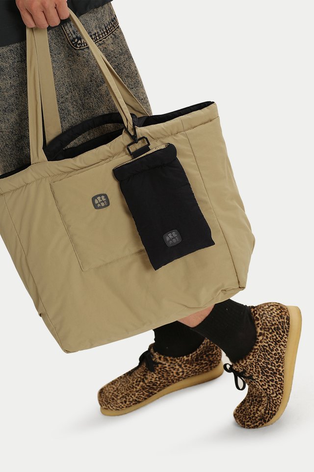 ARCADE MARSHMALLOW POUCH IN BLACK/KHAKI