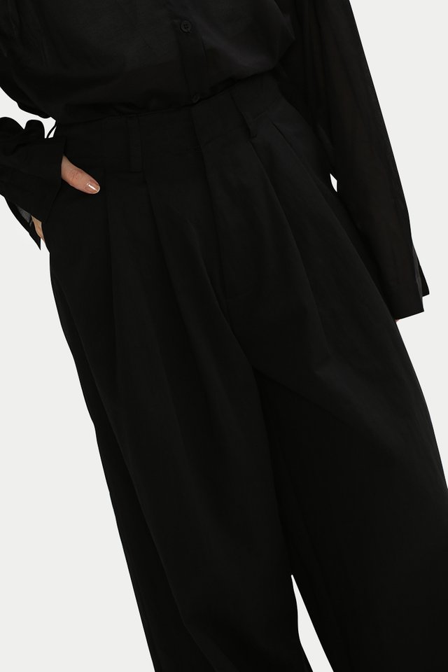 LEYA PLEATED WIDE LEG PANTS IN BLACK