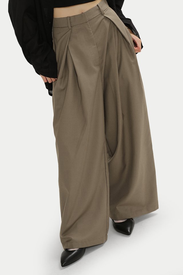 LYLE SUIT CROSS PLEATED PANTS IN TAN