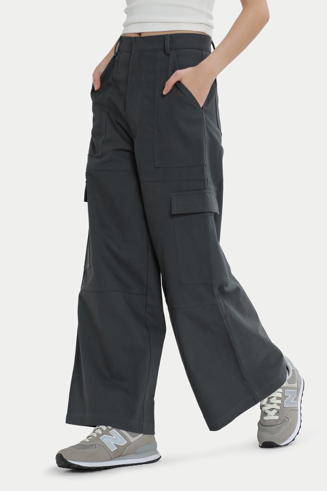 EASTON PANELLED CARGO PANTS IN CHARCOAL