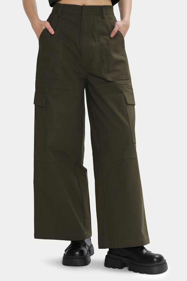 EASTON PANELLED CARGO PANTS IN HUNTER