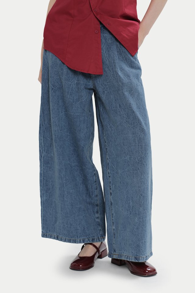 KORIE PLEATED WIDE LEG JEANS IN MID WASH