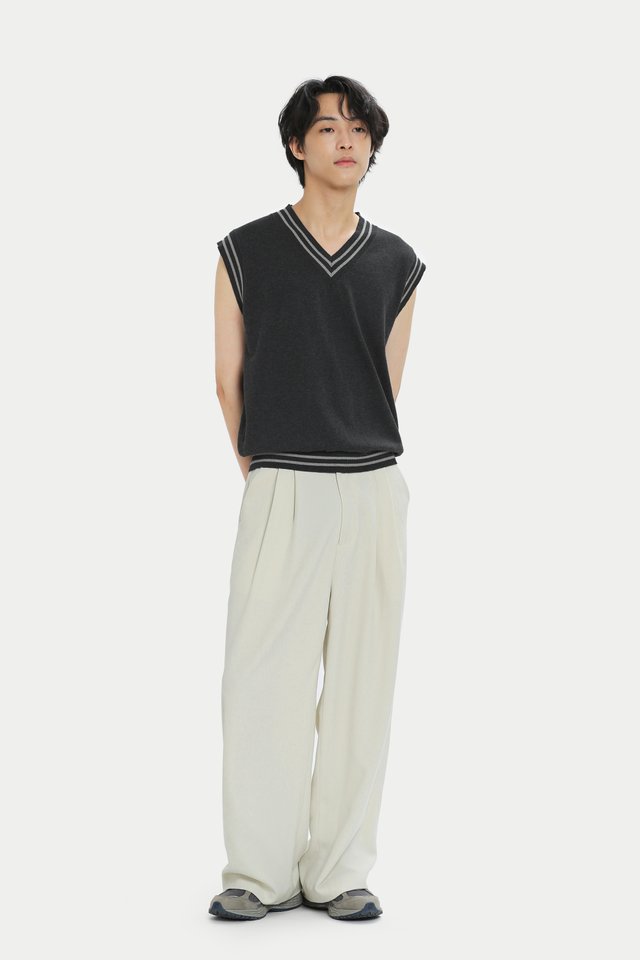 LYON KNITTED VEST IN CHARCOAL