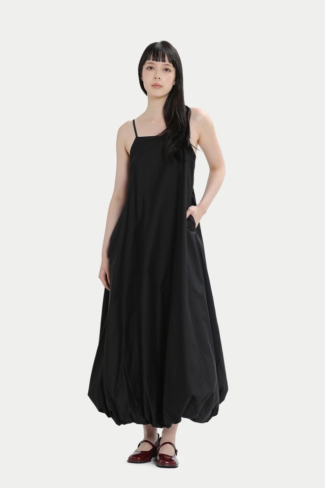 RAINE BACK KEYHOLE CLOUD DRESS IN BLACK
