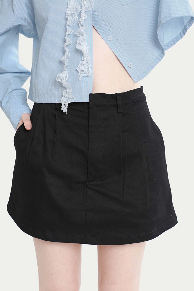 TYLA TWILL SKORTS IN BLACK
