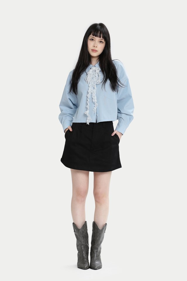 TYLA TWILL SKORTS IN BLACK