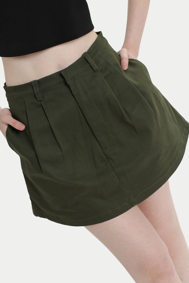 TYLA TWILL SKORTS IN MOSS