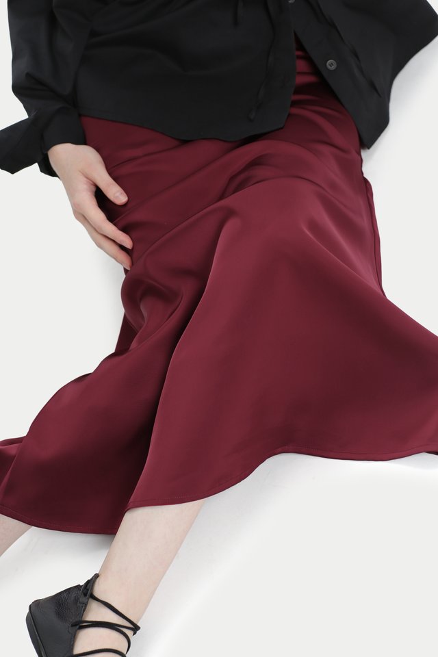 VIOLLEA SATIN MIDI SKIRT IN BURGUNDY