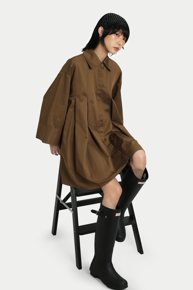 BAMBI PLEATED TRENCH DRESS IN MOCHA
