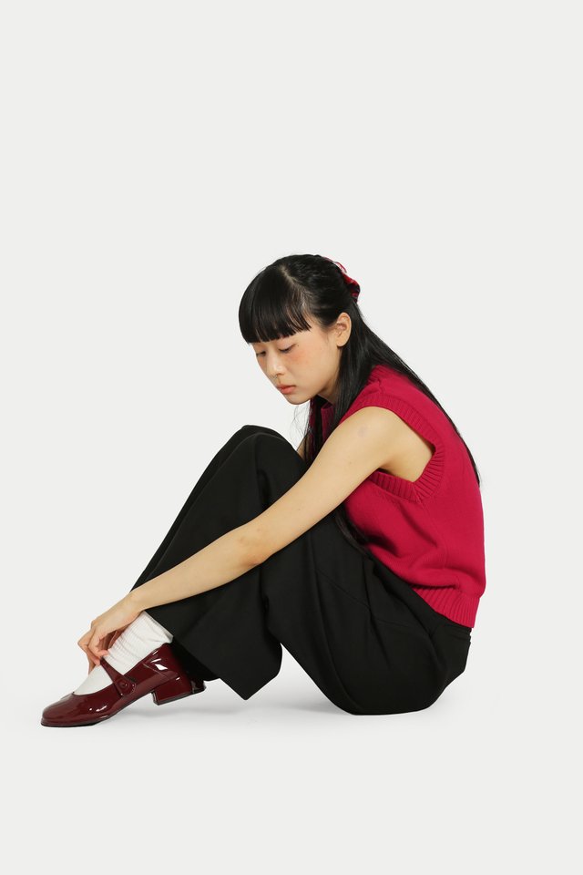 COLTON KNITTED SLEEVELESS VEST IN RED