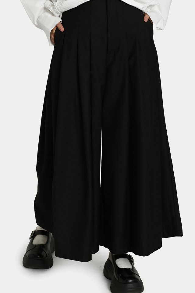 IZUMI PLEATED HAKAMA PANTS IN BLACK
