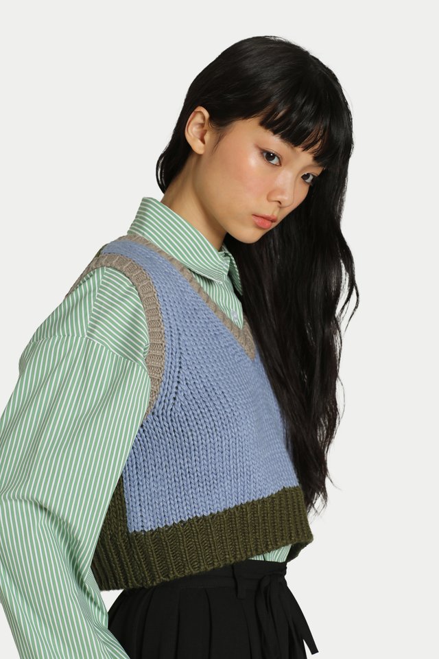 MICHI COLOUR BLOCK KNITTED VEST IN SKY MEADOW