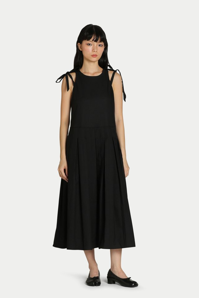 CAREEN SHOULDER TIE PLEATED DRESS IN BLACK
