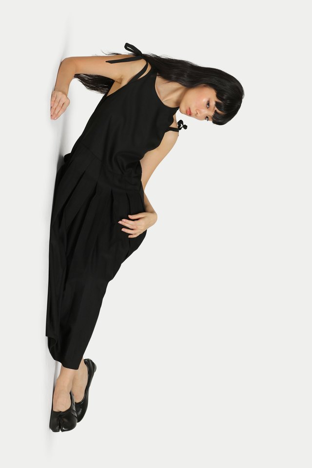 CAREEN SHOULDER TIE PLEATED DRESS IN BLACK