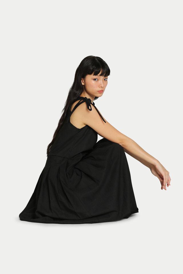 CAREEN SHOULDER TIE PLEATED DRESS IN BLACK