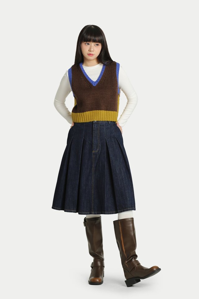 CHISA DENIM PLEATED MIDI SKIRT IN DARK WASH