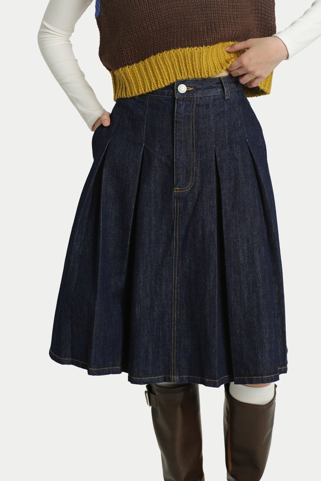 CHISA DENIM PLEATED MIDI SKIRT IN DARK WASH