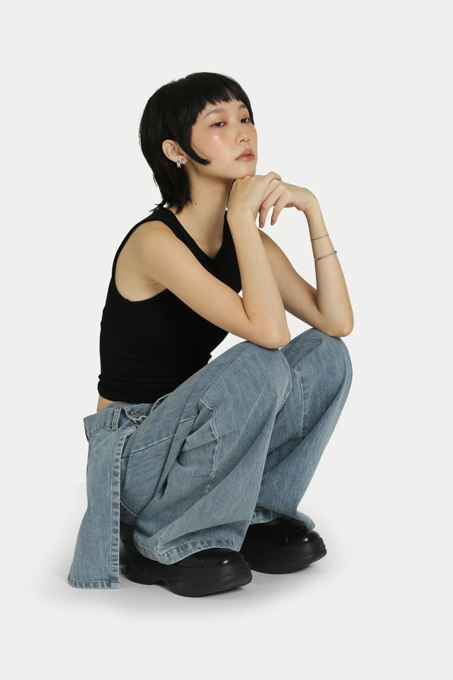 ROXY SLIM FITTED TANK TOP IN BLACK