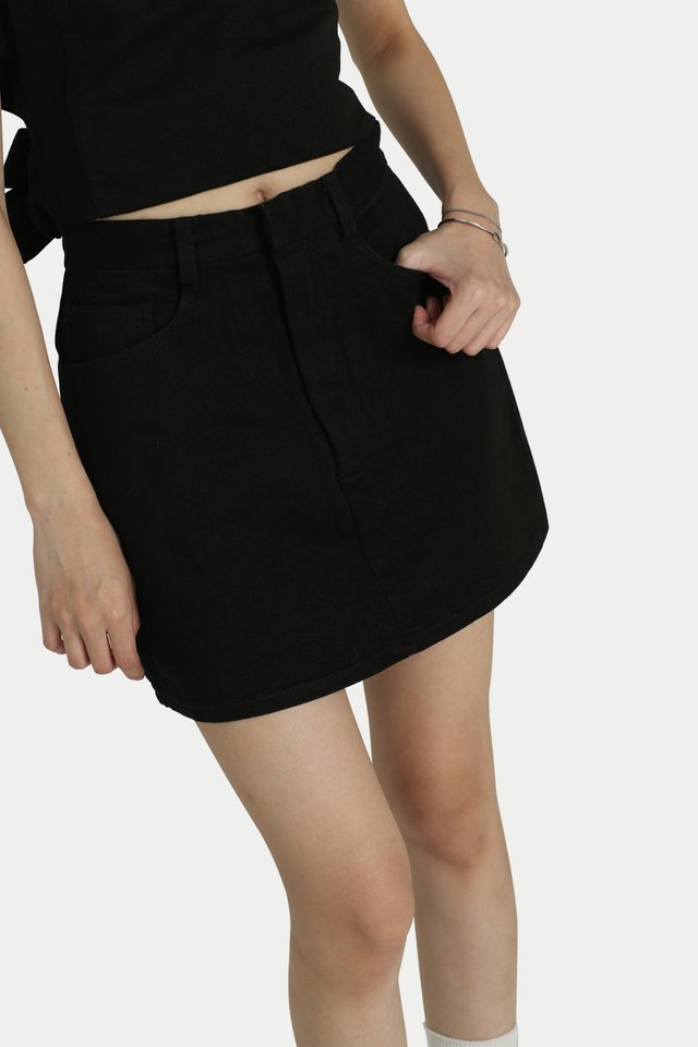 OLIVIA DENIM MINI SKORTS IN BLACK WASH
