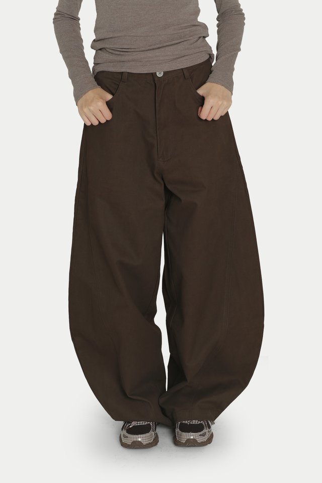 CLAIRO BARREL TWILL PANTS IN ESPRESSO