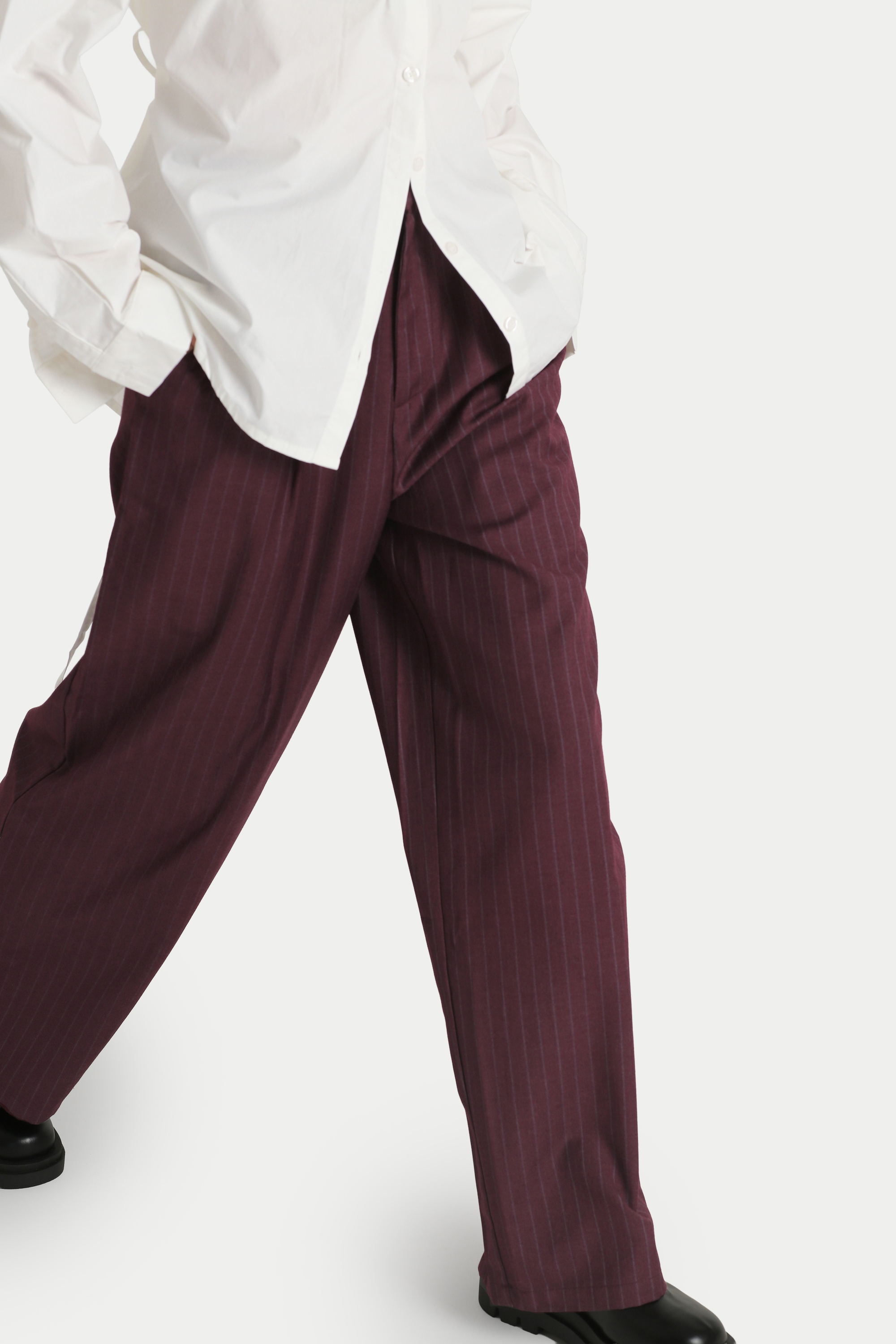 AUDEN PLEATED SUIT PANTS IN MERLOT STRIPES