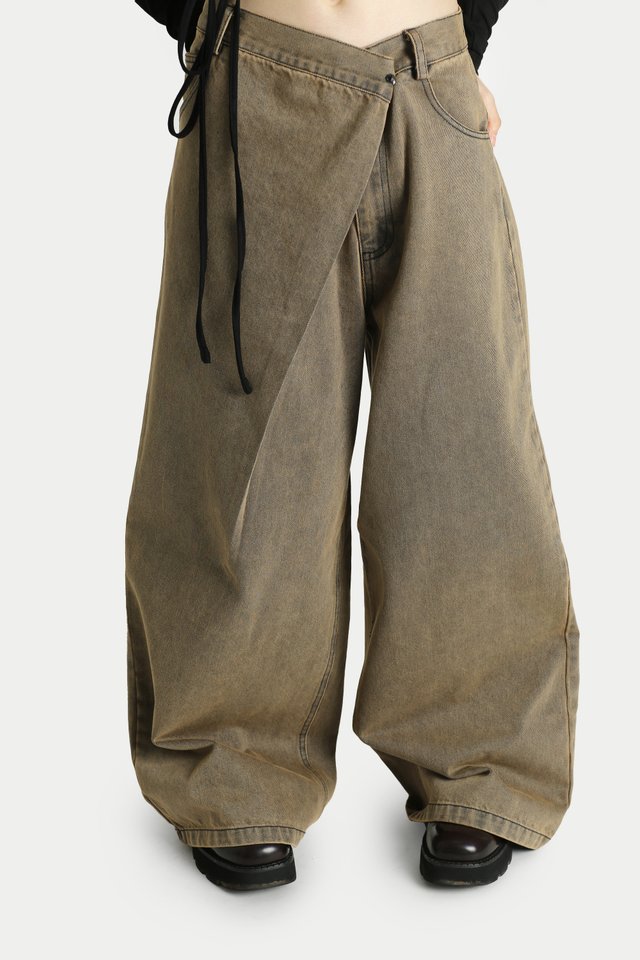 KAELYN ASYMMETRICAL PLEAT JEANS IN OAKWOOD