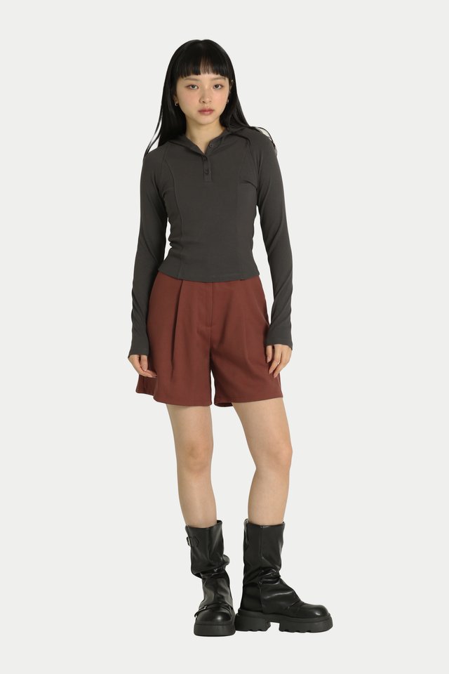 EMERSYN LONG SLEEVE HOODIE TOP IN CHARCOAL