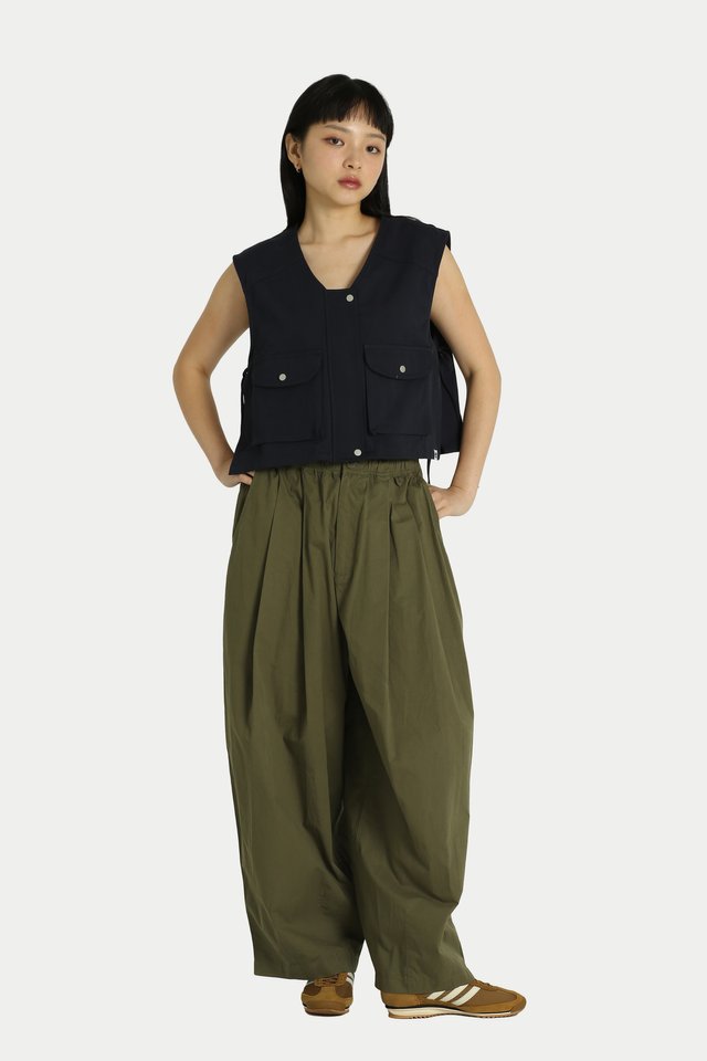 KOUTA PARACHUTE PANTS IN MOSS