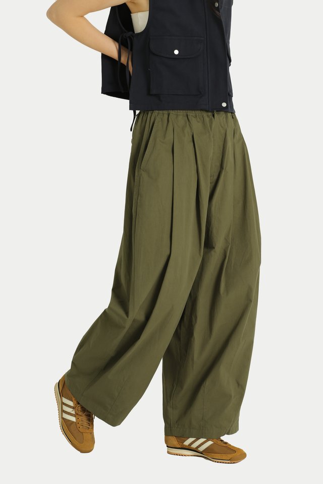 KOUTA PARACHUTE PANTS IN MOSS