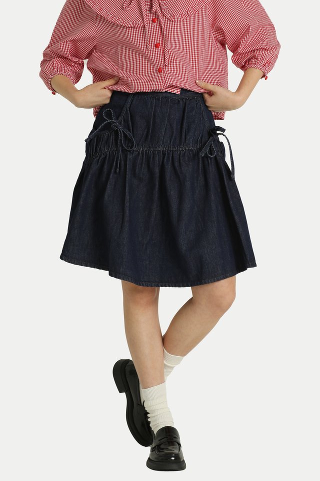 MIKO DENIM GATHERED POCKET MIDI SKIRT IN DARK WASH