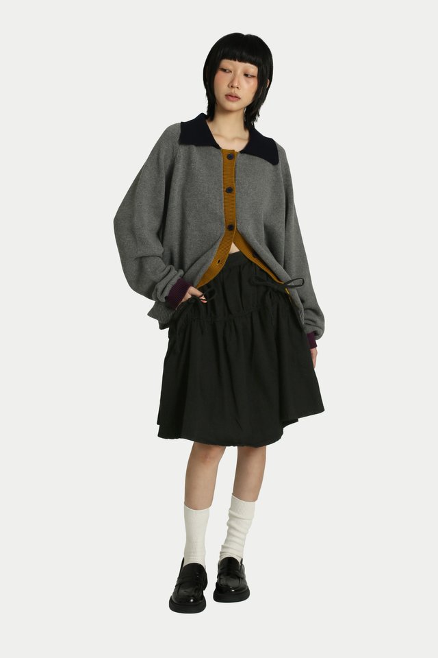 MIKO DENIM GATHERED POCKET MIDI SKIRT IN BLACK WASH