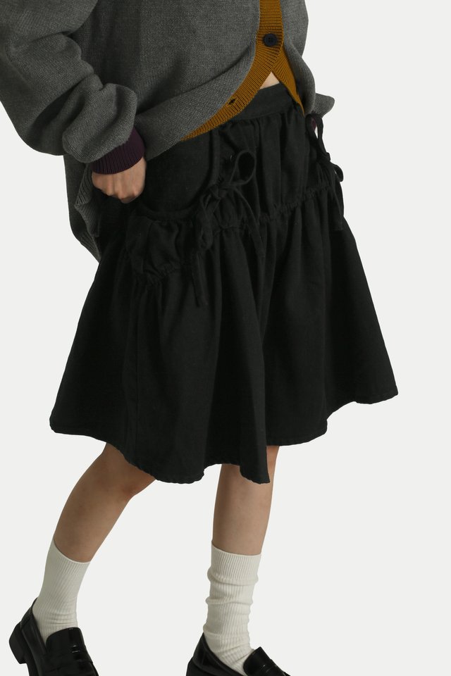 MIKO DENIM GATHERED POCKET MIDI SKIRT IN BLACK WASH