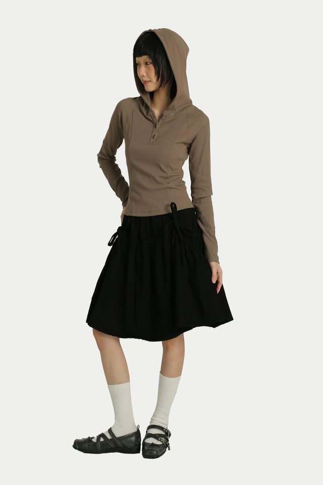 EMERSYN LONG SLEEVE HOODIE TOP IN HOJICHA