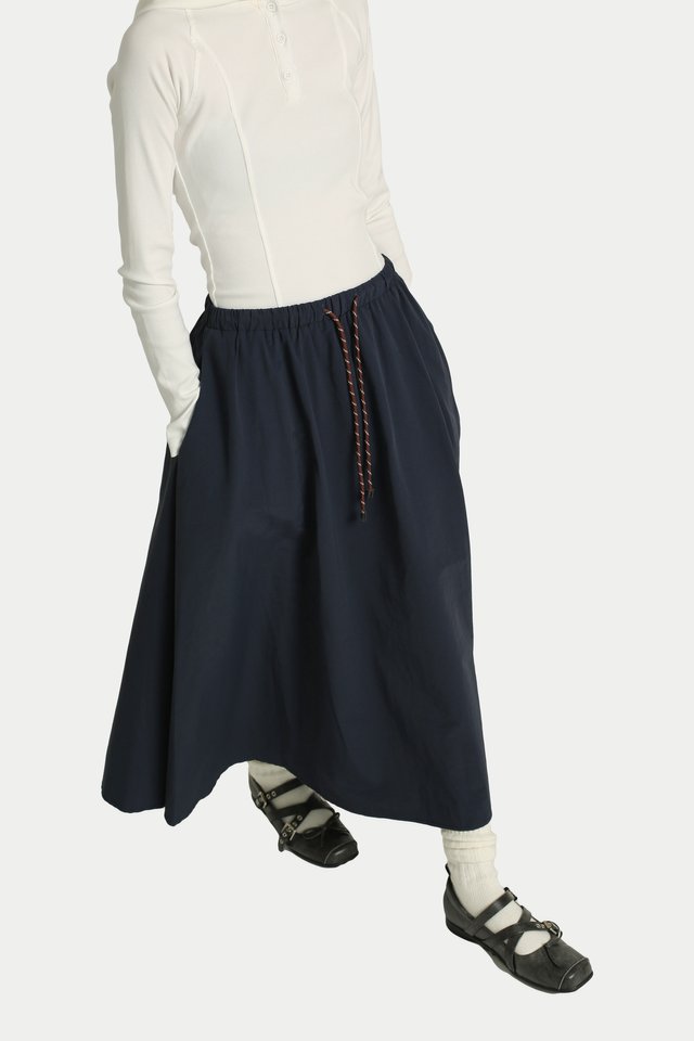 JURI DRAWSTRING MIDI SKIRT IN NAVY