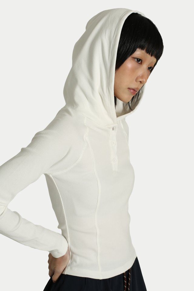 EMERSYN LONG SLEEVE HOODIE TOP IN WHITE