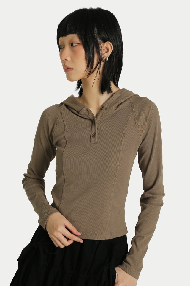 EMERSYN LONG SLEEVE HOODIE TOP IN HOJICHA