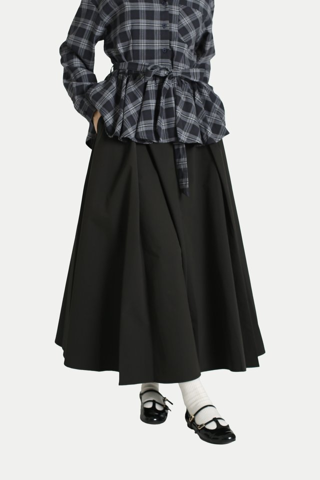 EMBER NYLON FLARE SKIRT IN BLACK