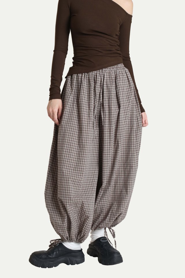 JAYLEE RELAXED BALLOON PANTS IN MOCHA CHECKS