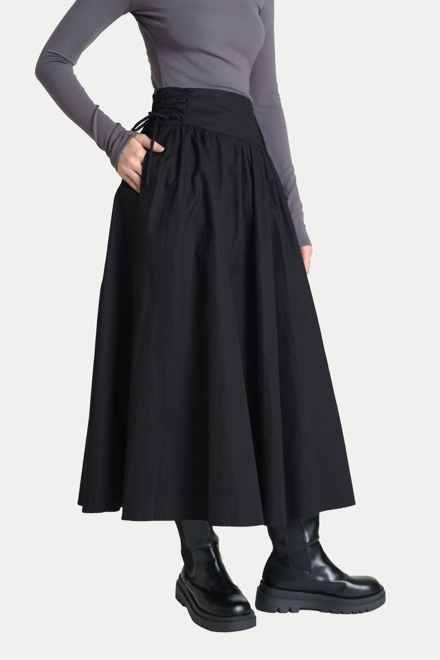 TSUKI SIDE CORSET MIDI SKIRT IN BLACK