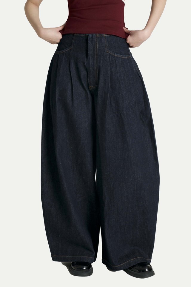 CAYSON PLEATED CURVED LEG JEANS IN DARK WASH