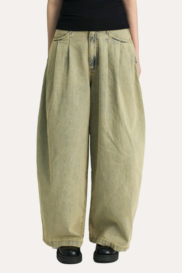 CAYSON PLEATED CURVED LEG JEANS IN STONE WASH